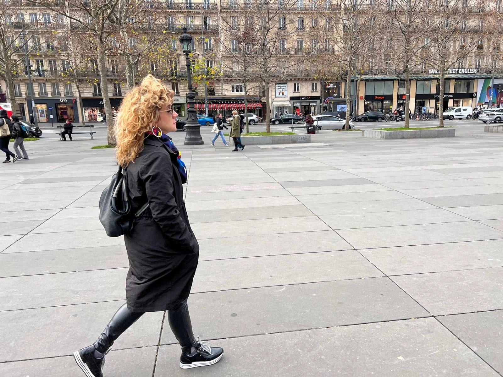 María del Pilar en una plaza urbana
